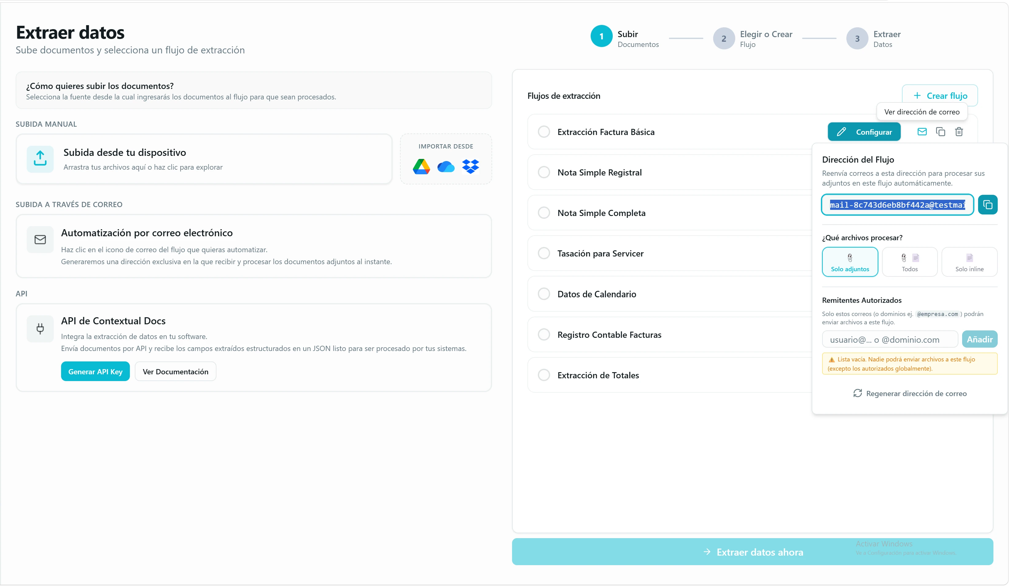 Popover «Entrada por Correo» de un flujo mostrando el botón «Activar correo para este flujo», la dirección dedicada generada y la sección de Remitentes Autorizados con ejemplos de correo y dominio